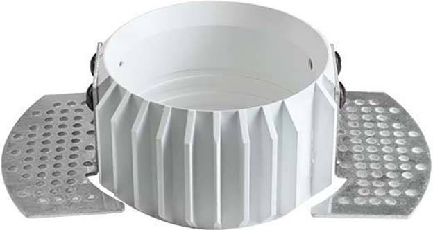 Weißer runder Kunststoffkranz mit seitlichen Metallplatten und Perforationen; verwendet in Bauanwendungen zur Stabilität.