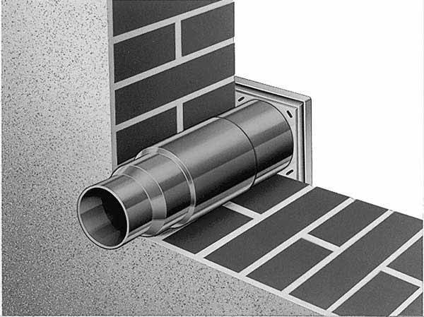 Ein Edelstahlrohr durchdringt diagonal eine Mauer, die teils gemauert und teils verputzt ist. Das Rohr zeigt technische Details.