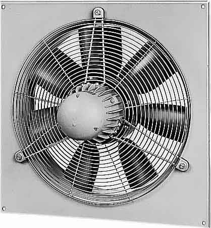 Ein quadratischer Lüfter mit Metallgitter, montiert an einer Wand.