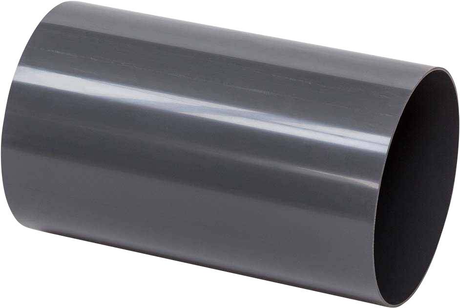 Graues PVC-Rohr, zylindrisch und glatt, wird für Sanitär- oder Elektroinstallationen verwendet. Liegt schräg auf einer weißen Fläche.