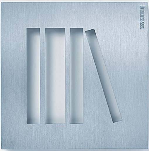 Ein blau-silbernes Buchregal-Symbol mit drei vertikalen Rechtecken, wobei das rechte leicht geneigt ist. Oben rechts steht 'STILLSTULER'.