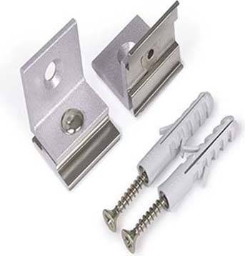 Bild zeigt zwei Metallwinkel mit Löchern, eine Rasierklinge, zwei Schrauben und Dübel. Sie liegen auf weißem Hintergrund.