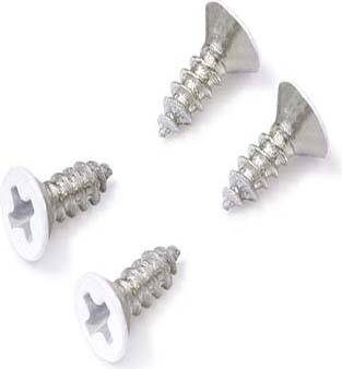 Vier silberne Kreuzschlitzschrauben auf weißem Hintergrund. Zwei Schrauben zeigen mit dem Kopf nach oben, zwei mit der Spitze nach oben.