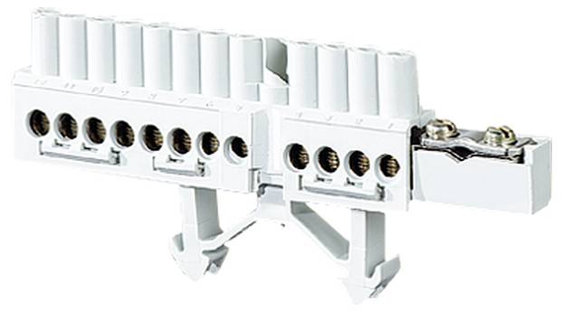 Ein weißer elektrischer Klemmblock mit mehreren Anschlüssen zur Verbindung von Drähten in elektrischen Schaltkreisen.