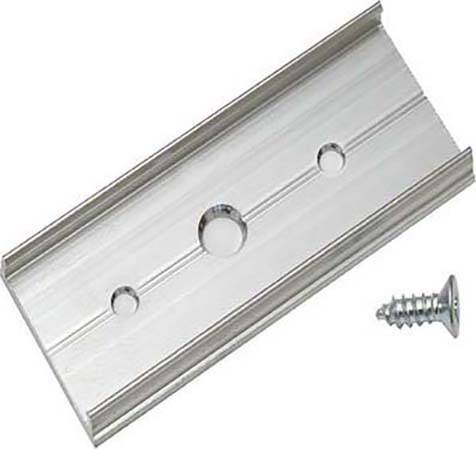 Metallschiene mit mehreren Löchern, begleitet von einer alleinliegenden Schraube auf einer weißen Oberfläche.