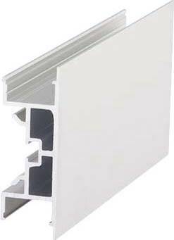 Ein weißes Aluminiumprofil in L-Form, verwendet für die Einrahmung von Platten oder als Abschlussprofil in Bauanwendungen.