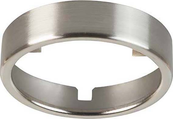 Silberner, kreisförmiger Ring mit glatter Oberfläche. Der Ring ist schlicht und glänzend.