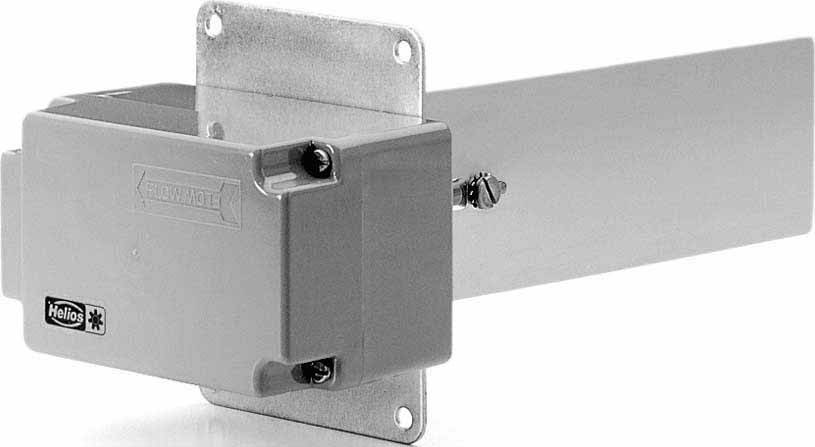 Metallisches Gerät mit rechteckigem Gehäuse und Hebelarm, an einer Wand oder einem Rahmen befestigt. Möglicherweise industrieller Einsatz.