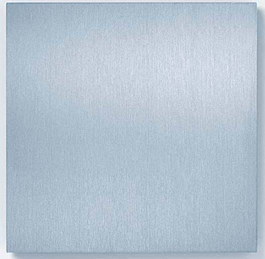 Quadratische, gebürstete Metallplatte mit gleichmäßiger Oberflächenstruktur und silbergrauem Glanz.