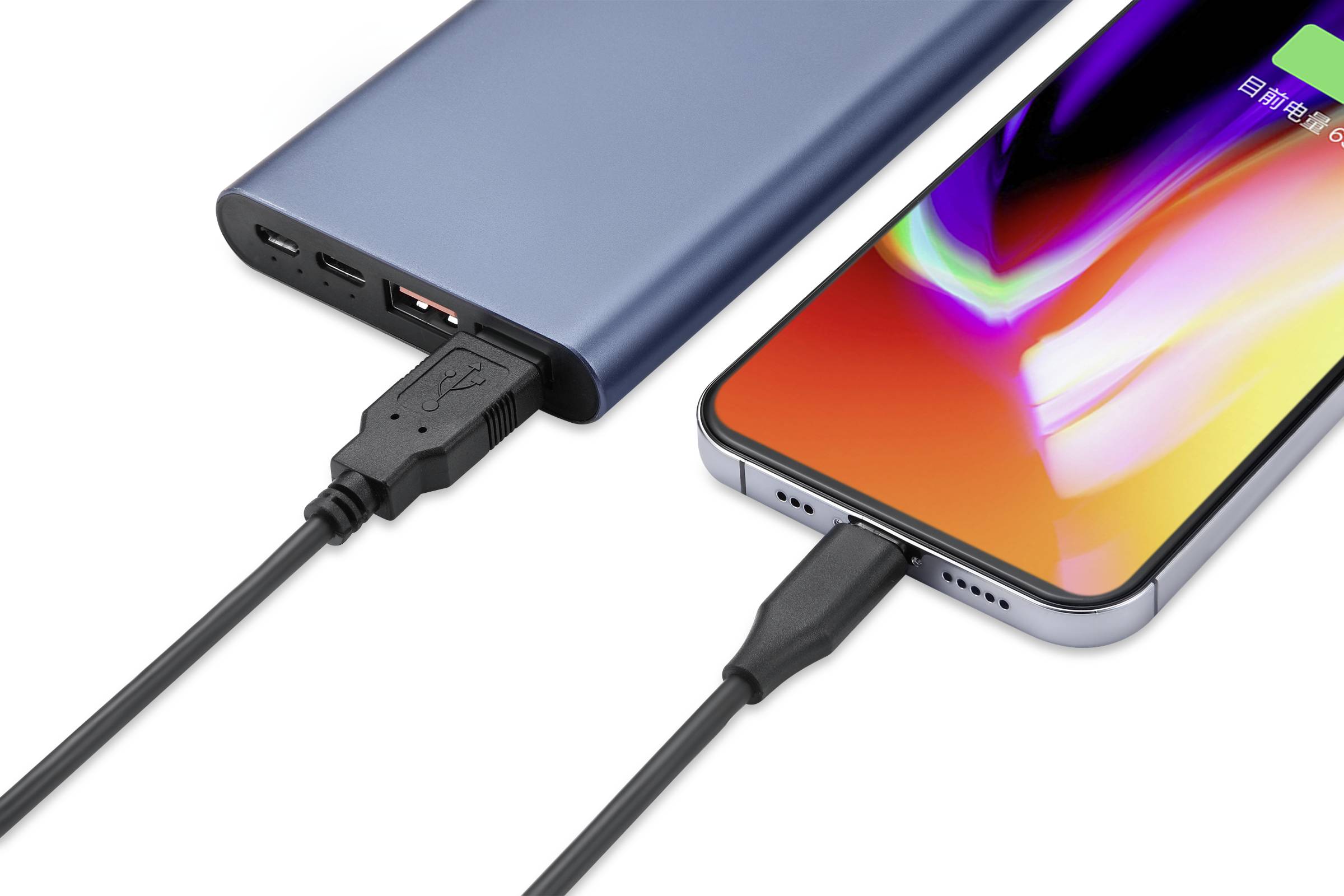 Ein Smartphone wird über ein Kabel mit einer Powerbank aufgeladen. Die Powerbank ist blau, das Smartphone zeigt einen bunten Bildschirm.