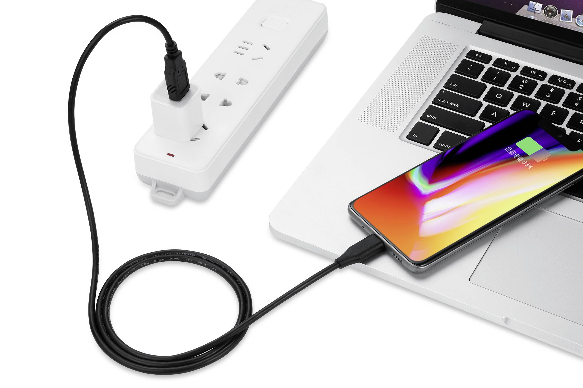 Ein Smartphone und ein Laptop sind über ein USB-Kabel verbunden. Das Laptop und Smartphone sind eingeschaltet und aufgeladen.