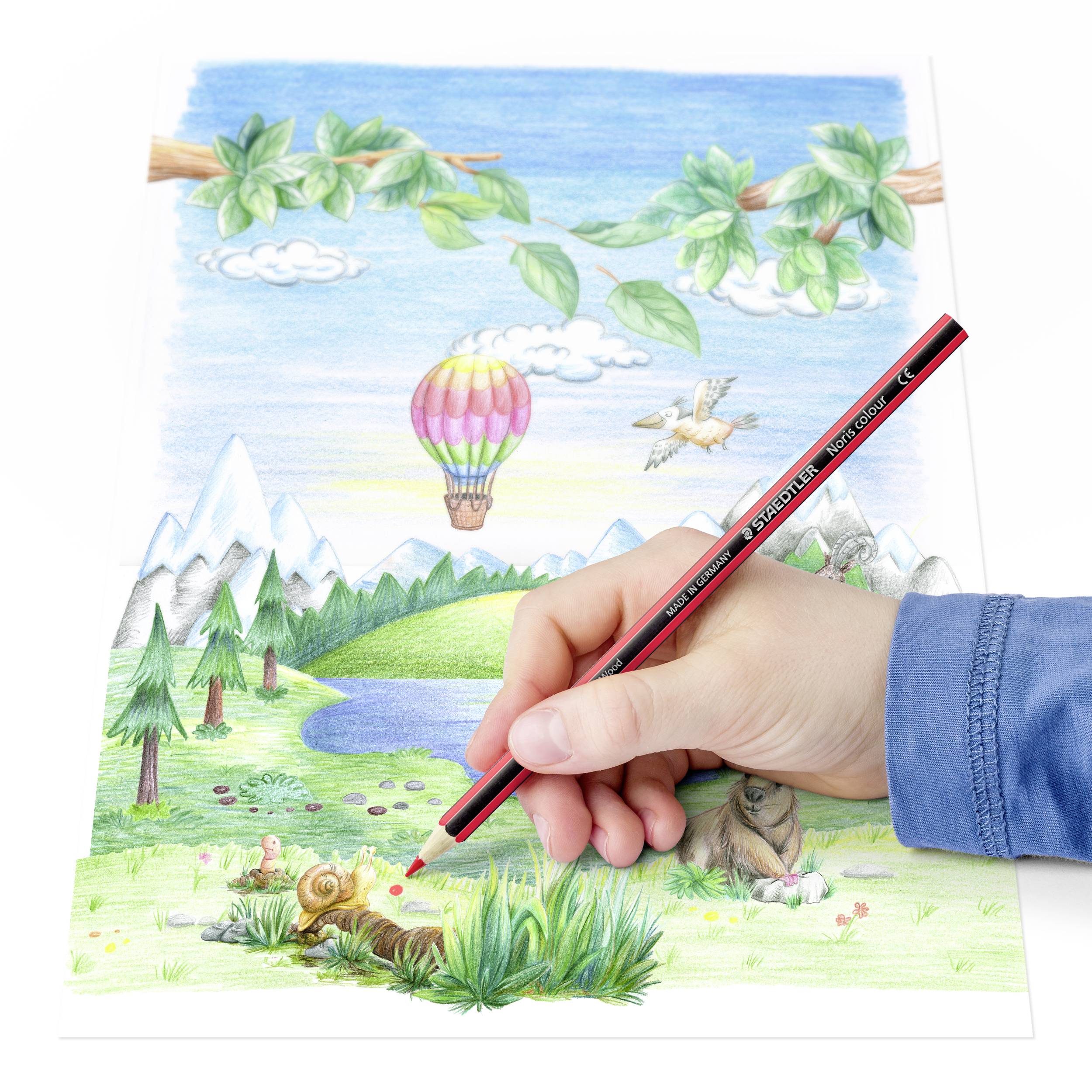 Eine Hand zeichnet mit einem roten Bleistift eine lebendige Landschaft, die einen See, Berge, Bäume, eine Schnecke und einen Heißluftballon zeigt.