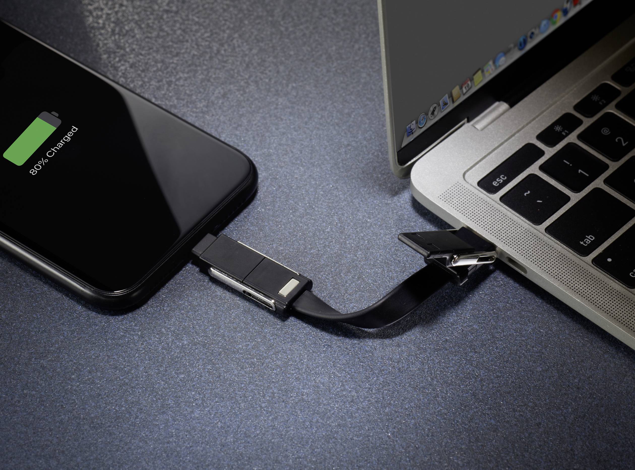 Ein Smartphone wird über ein USB-Kabel an einen Laptop angeschlossen. Der Bildschirm des Telefons zeigt einen Ladebalken bei 89 % an.