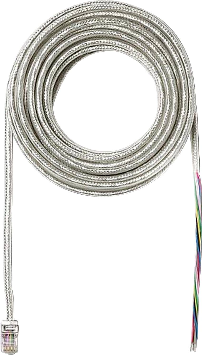 Ein aufgewickeltes silberfarbenes Netzwerkkabel mit einem RJ45-Stecker an einem Ende und offenen, farbigen Drähten am anderen Ende.