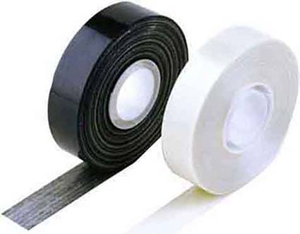 Zwei Rollen Klebeband, eine schwarze und eine weiße, mit abgerolltem Band, die Funktionalität und Kontrast in der Auswahl zeigen.