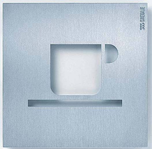 Metallplatte mit ausgestanztem Icon einer Tasse. Symbolisiert vermutlich eine Kaffee- oder Teeecke. Minimalistisches Design.