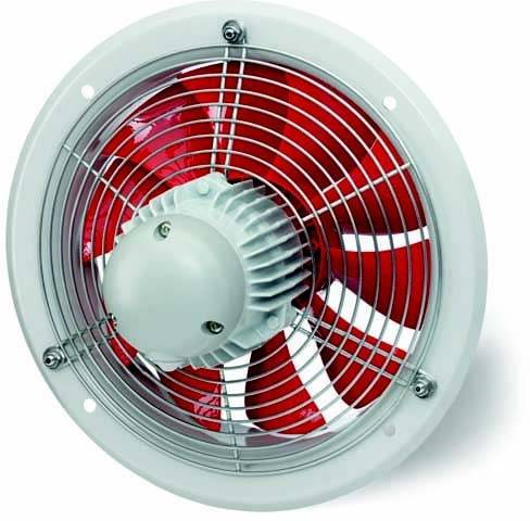 Ein roter Ventilator mit Schutzgitter, montiert an einer weißen Wand, zeigt industrielle Funktionalität.