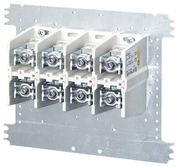 Sechsfache elektrische Sicherungsanordnung auf einer Metallplatte zur Sicherung und Verteilung elektrischer Stromkreise.
