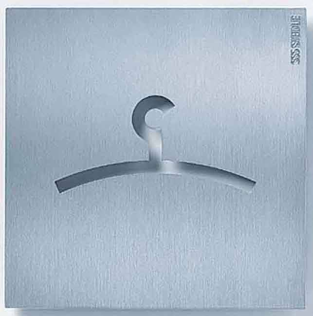 Metallschild mit eingraviertem Kleiderbügel-Symbol, das auf eine Garderobe hinweist. Material mit gebürsteter Textur.