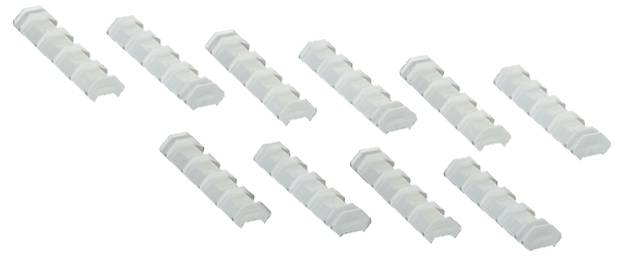 Zehn weiße Kunststoffteile, rechteckig und strukturiert, gleichmäßig auf weißem Hintergrund angeordnet.