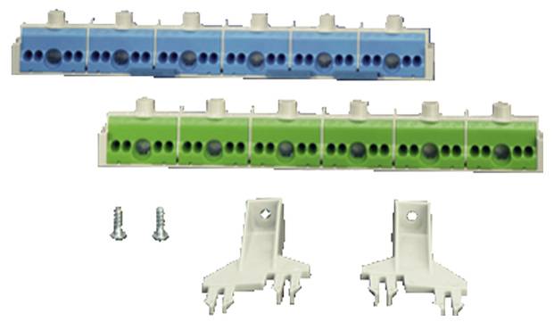 Zwei Klemmenblöcke in Blau und Grün mit zwei Schrauben und zwei Befestigungshalterungen darunter. Elektrische Installationskomponenten.