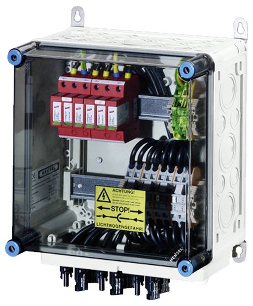 Ein elektrischer Verteilerkasten mit transparentem Gehäuse. Sichtbar sind mehrere rote Sicherungen und schwarze Kabel. Ein Warnschild weist auf Lichtbogen-Gefahr hin.