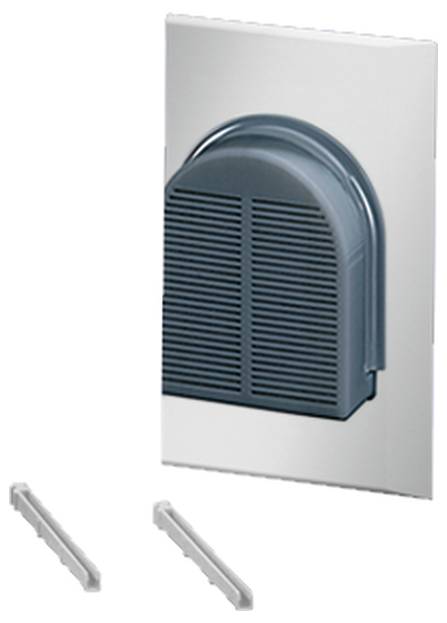 Ein grauer Lüftungsabdeckungsaufsatz auf einer weißen Wandplatte, darunter zwei schmale, graue Halterungen auf einem neutralen Hintergrund.
