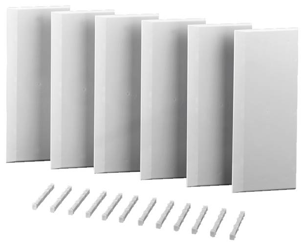 Sechs rechteckige, graue Platten aus Kunststoff stehen vertikal neben sechzehn kleinen, passenden Befestigungsklammern.