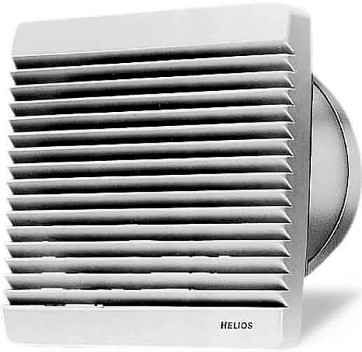 Ein weißer Wandventilator mit mehreren horizontalen Lamellen, montiert an einer Wand.