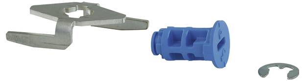 Metallklammer, blauer Kunststoffdübel und eine Metallsicherungsscheibe auf weißem Hintergrund, gezeigt zur Darstellung von Befestigungselementen.
