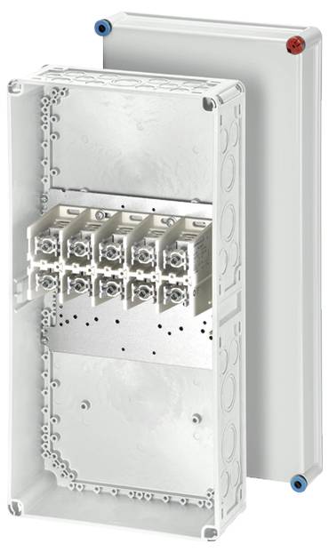 Elektrischer Verteilerkasten ohne Tür, mehrere Steckplätze für Sicherungen sichtbar, rechteckige, graue Bauweise.