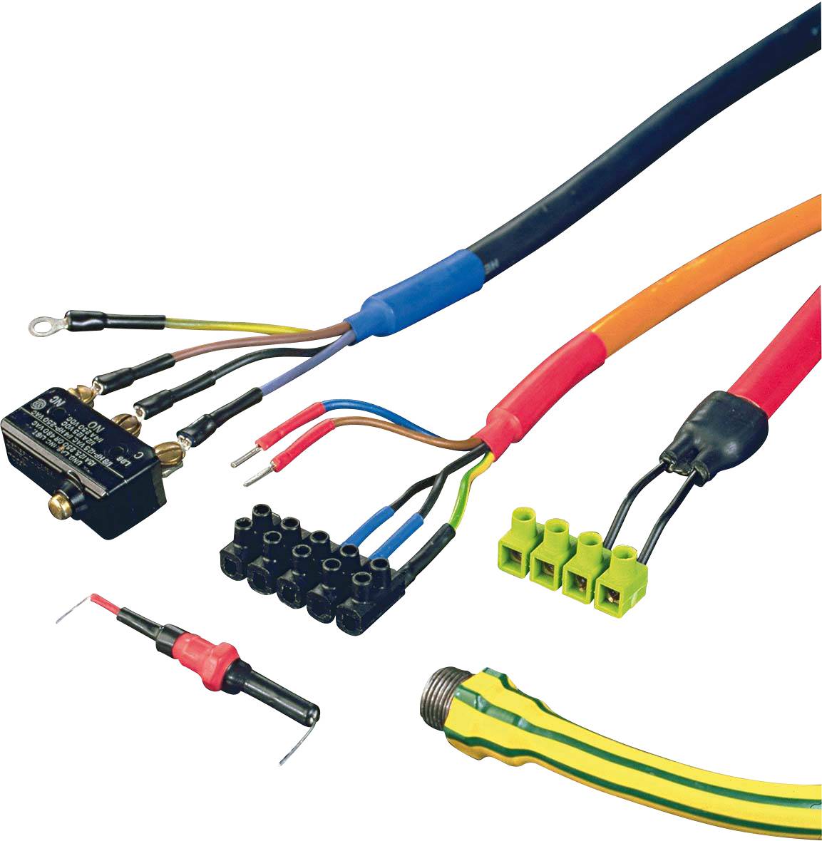 Mehrere bunte Kabel mit unterschiedlichen Anschlüssen und Adaptern zeigt Beispiele für Elektroverkabelung und Verbindungstechniken.