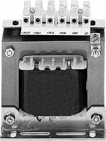 Ein elektrischer Transformator mit sichtbaren Schraubverbindungen und Anschlüssen oben, nummeriert von 0 bis 220.