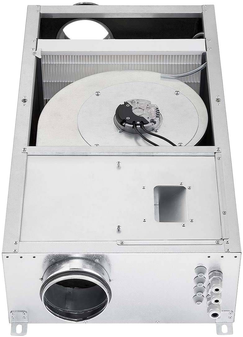 Zentrale Lüftungsanlage aus Metall mit Anschlüssen und sichtbarem Ventilator im Inneren, geeignet für Luftzirkulation in Gebäuden.