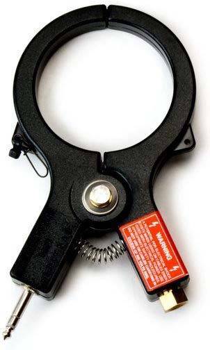 Ein schwarzer Klemmsensor mit Kabelanschluss, geeignet zur Messung elektrischer Ströme bei Geräten.