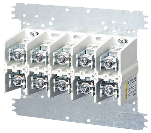 Elektrische Sicherungseinheit mit vier Sicherungen auf einer Metallplatte montiert, zur Verteilung und zum Schutz von Stromkreisen.