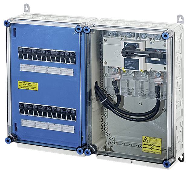 Ein geöffneter Sicherungskasten mit mehreren Schaltern und einem großen Hauptschalter. Der Hauptschalter ist deutlich größer.