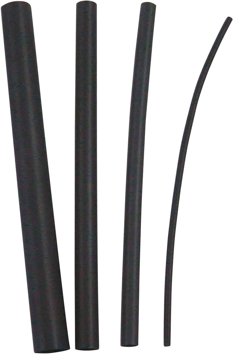 Vier dunkle Strohhalme aus einem flexiblen Material, drei gerade und einer gebogen, auf weißem Hintergrund.