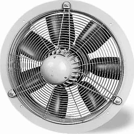 Industrieventilator an der Wand montiert, mit mehreren schwarzen Flügeln und Schutzgitter.