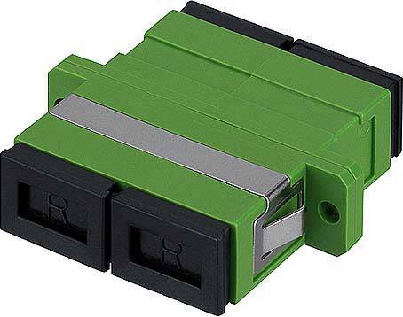 Ein grüner SC-Faseroptik-Adapter mit zwei Anschlüssen; dient zur Verbindung von Glasfaserkabeln in Netzwerken.