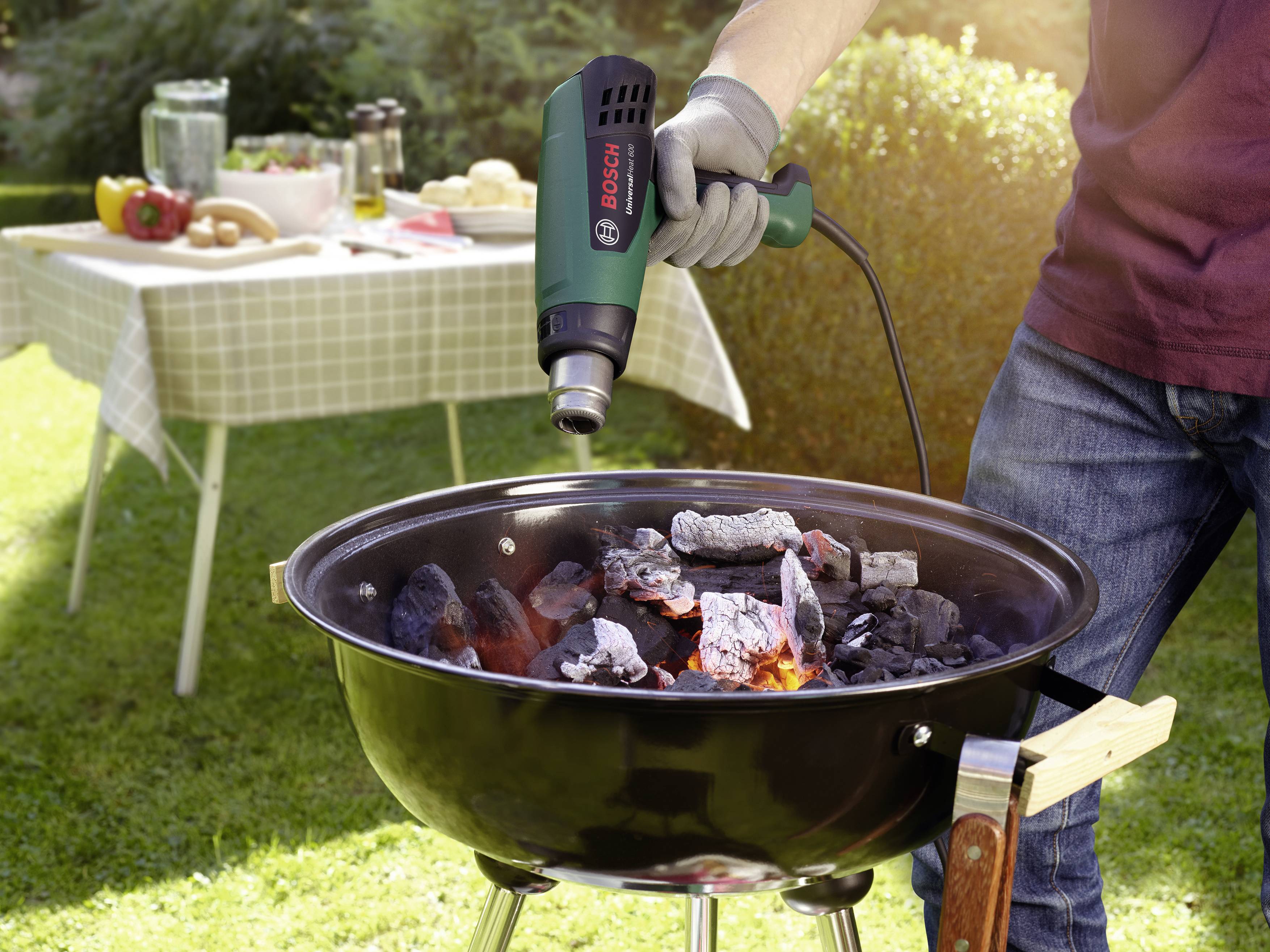 Bosch Home and Garden 06032A6102 UniversalHeat 600 Heißluftgebläse mit Zubehör 1.800W