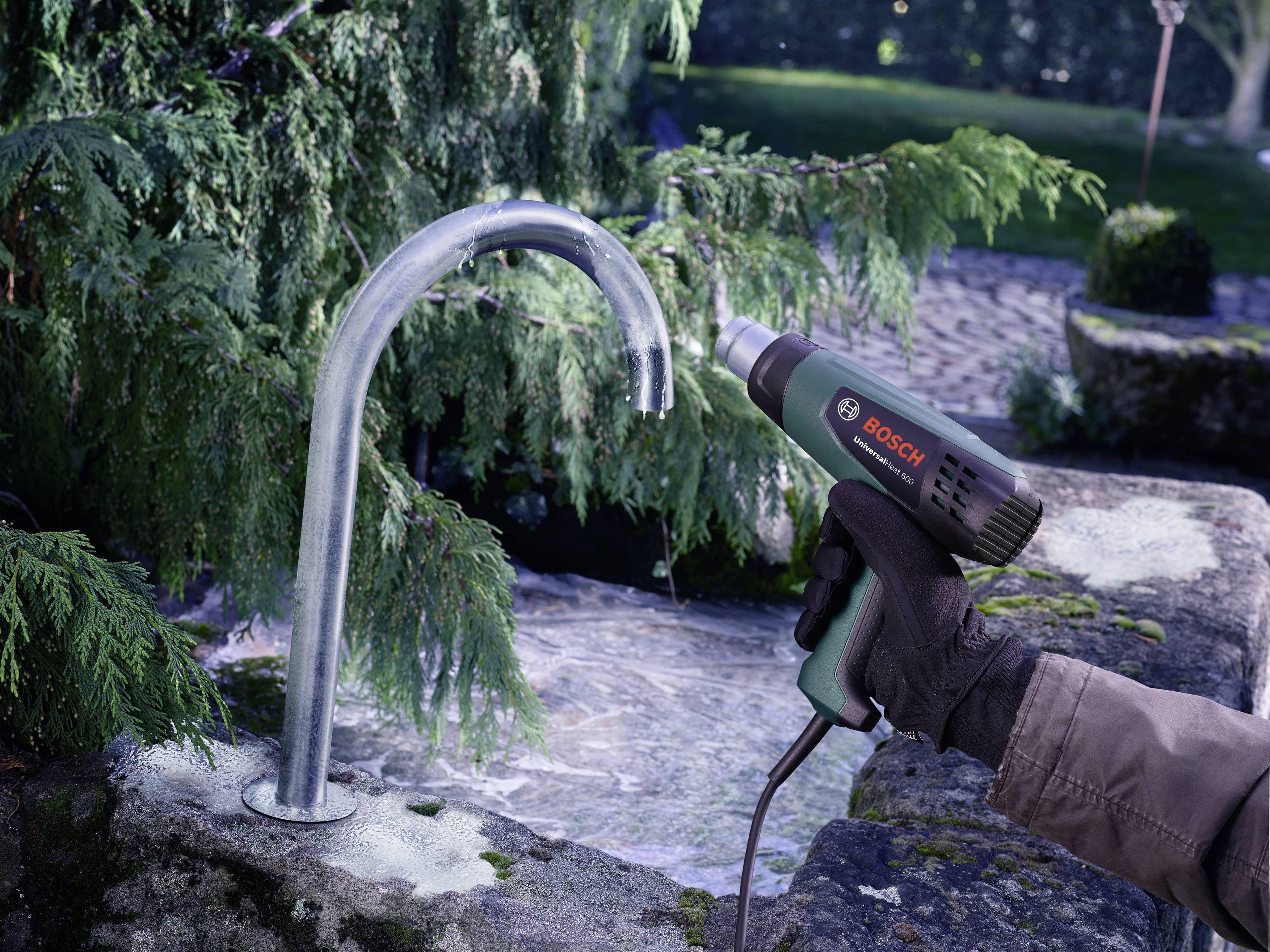 Bosch Home and Garden 06032A6102 UniversalHeat 600 Heißluftgebläse mit Zubehör 1.800W