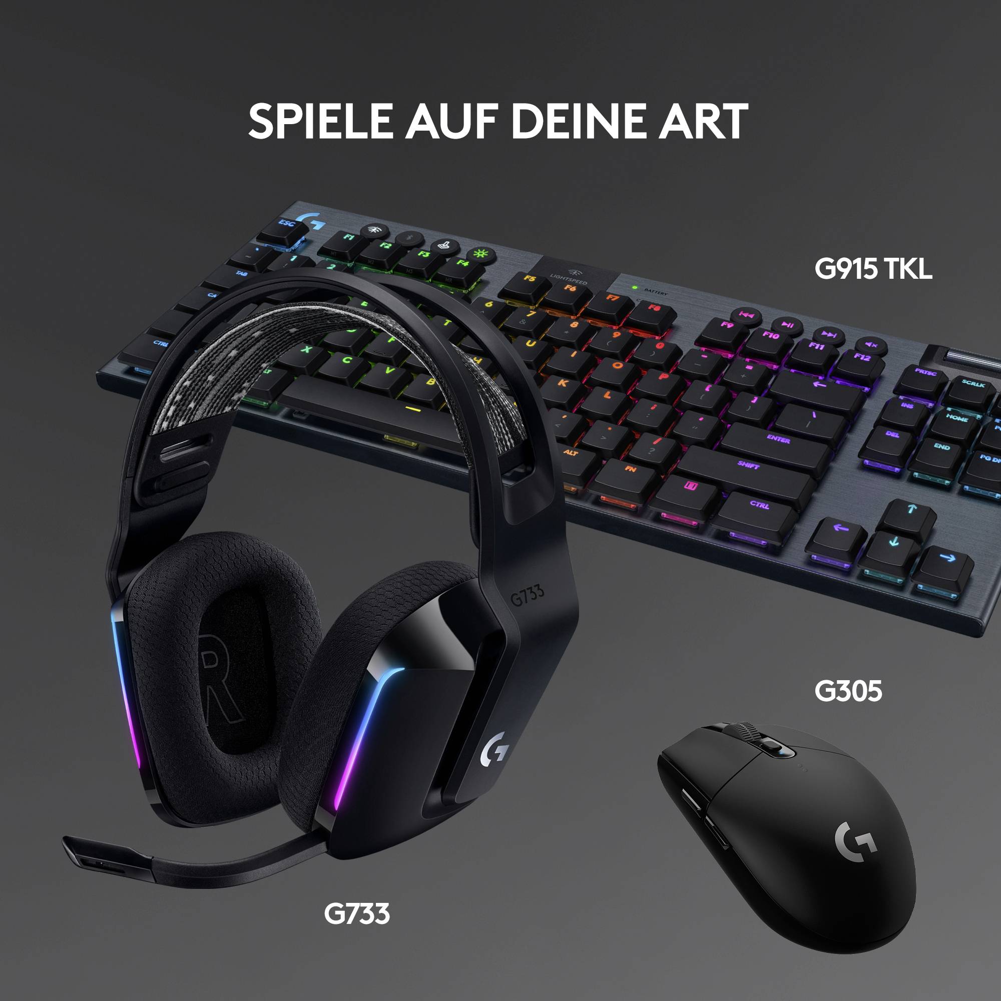 'Spiele auf deine Art' zeigt stilisierte Gaming-Tastatur, -Kopfhörer und -Maus mit farbigen Lichtern, hervorgehoben gegen grauen Hintergrund.