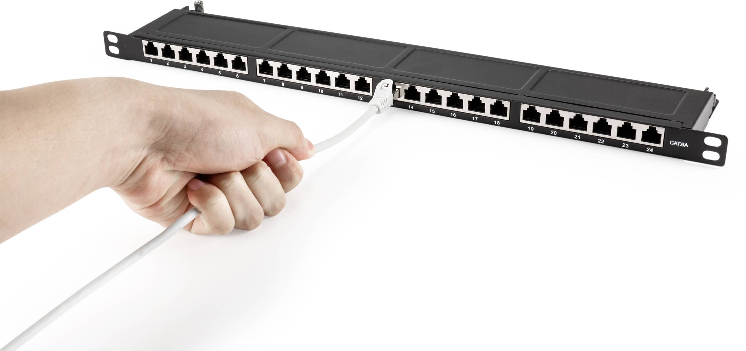 Eine Hand steckt ein Netzwerkkabel in einen schwarzen Ethernet-Switch mit 24 Anschlüssen.