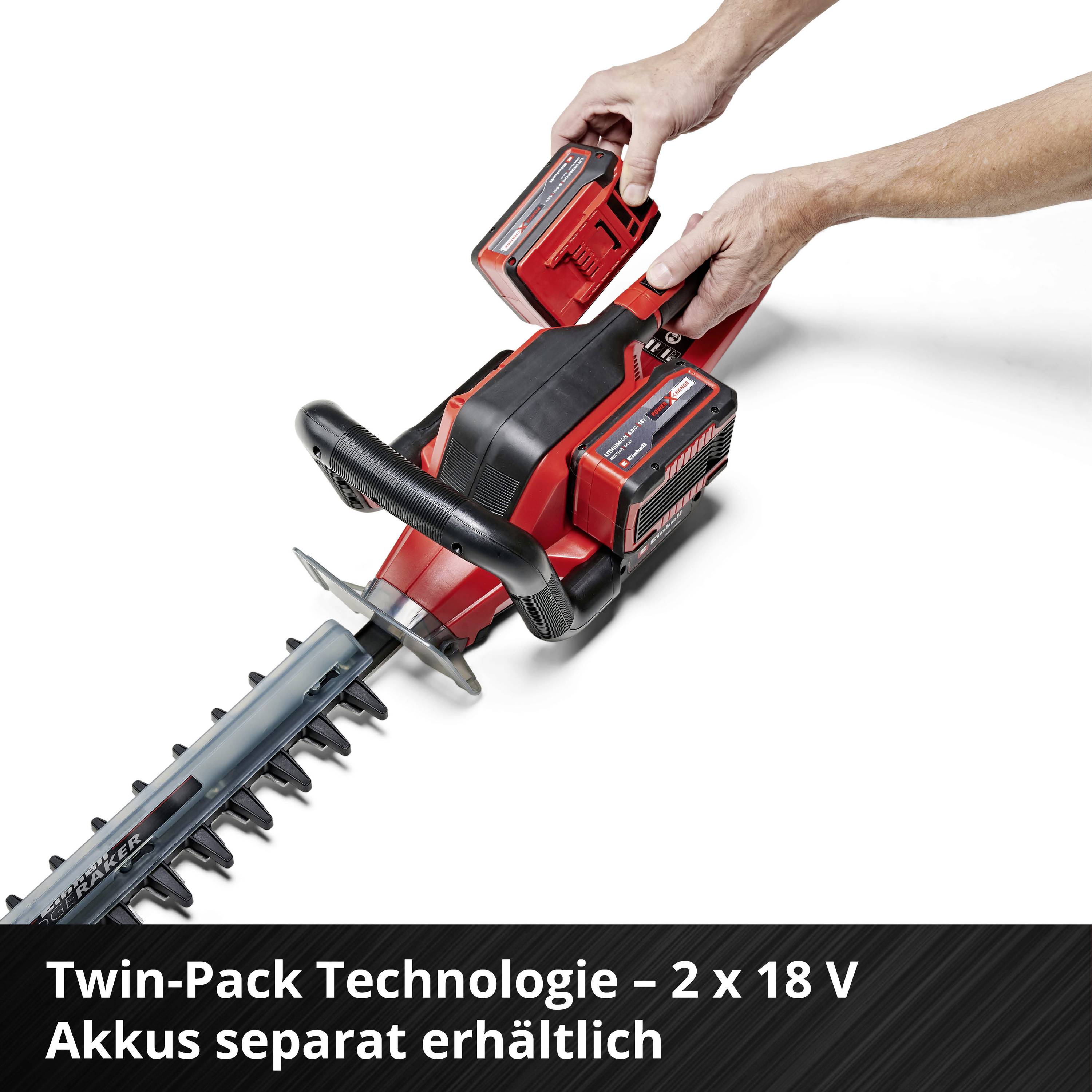 Eine Person tauscht den Akku einer roten Heckenschere aus. Text im Bild: 'Twin-Pack Technologie - 2 x 18 V. Akkus separat erhältlich'.