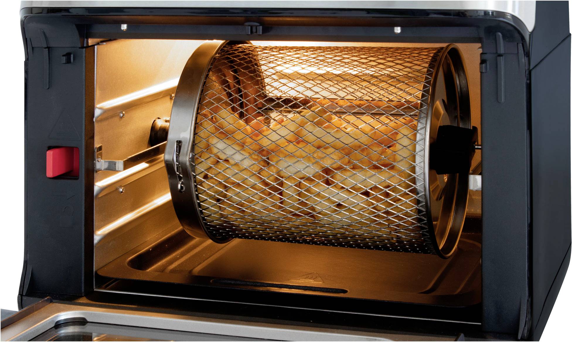 Ein rotierender Korb mit Pommes frites wird in einem beleuchteten Ofen gebacken.