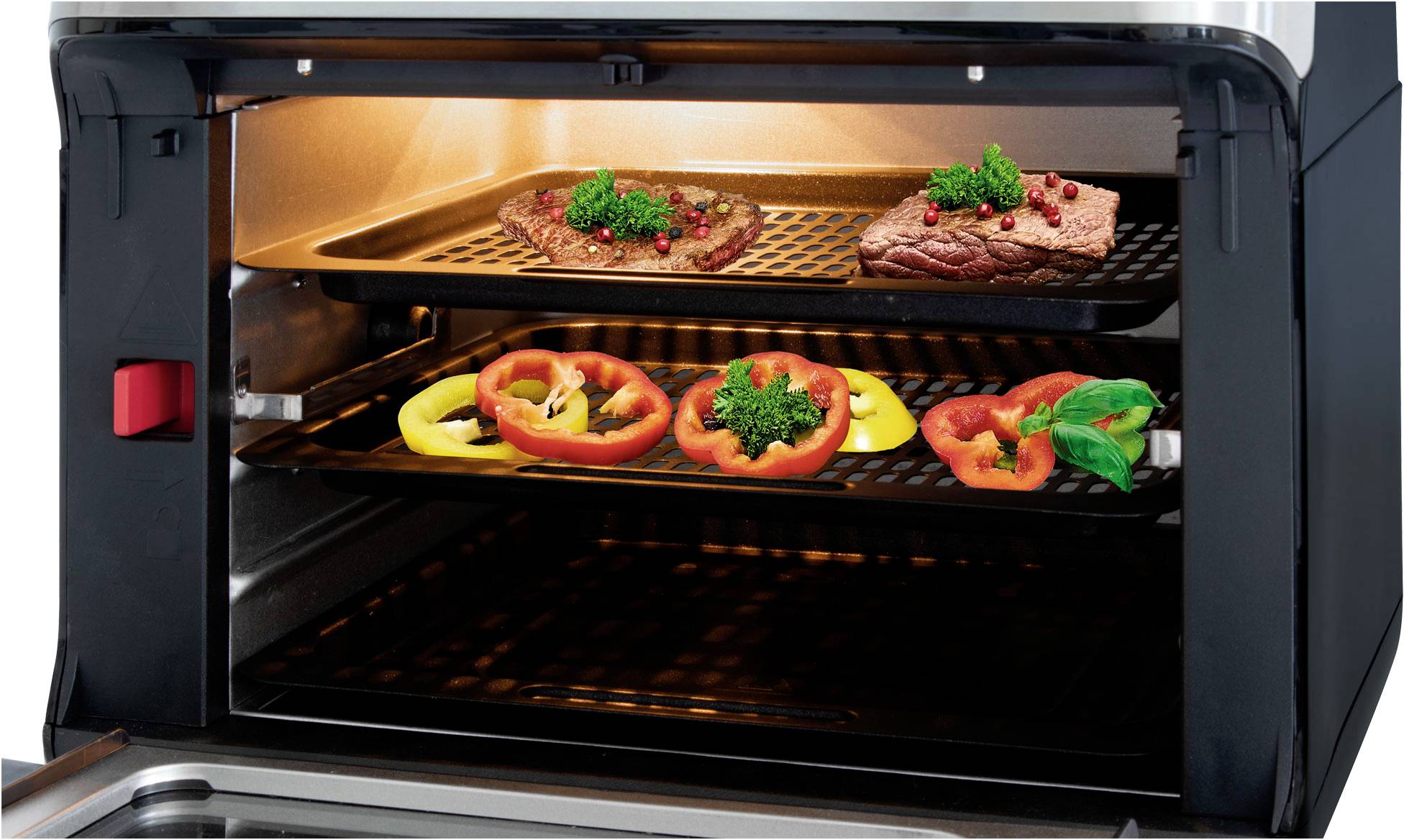 Ein geöffneter Ofen zeigt zwei Gitter mit Speisen: Oben zwei Fleischstücke mit Kräutern, unten bunte Paprikaringe, ebenfalls mit Kräutern.