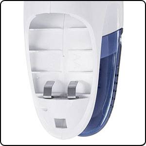 Elektrisches Dampfbügeleisen mit transparentem Wassertank, zeigend die Sohle mit Dampfaustrittsöffnungen und Stromanschluss.