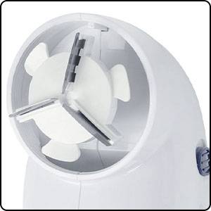 Handgeräte-Rasiererkopf mit Klingen und Schutz, nah aufgenommen. Geeignet für die Entfernung von Fusseln auf Stoffen.