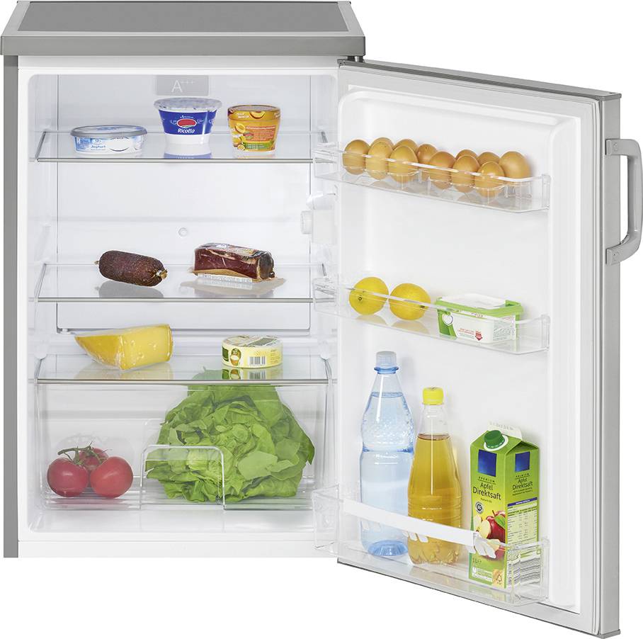 Ein geöffneter Kühlschrank zeigt verschiedene Lebensmittel, darunter Eier, Zitronen, Wasserflasche, Saftpaket, Gemüse und Joghurt.